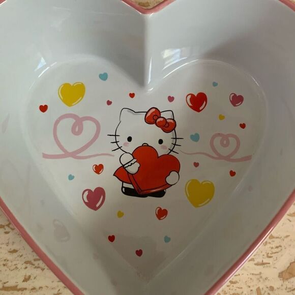 NWOT Hello Kitty heart shaped Baking dish - Picture 2 of 11